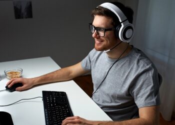 What is the Aviator game and how to play it: description and features