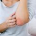Суха шкіра на ліктях та колінах: основні причини та як уникнути