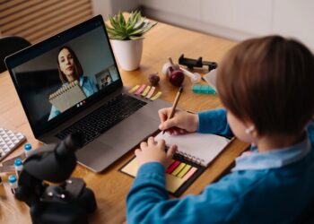 Чому українські родини за кордоном переходять на дистанційне навчання